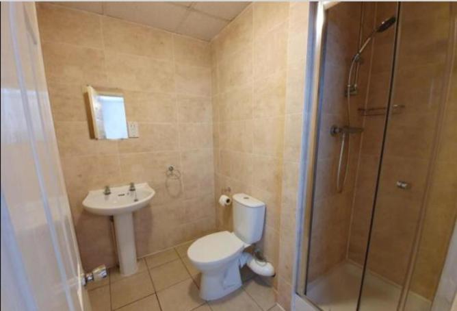 Stratton Cottage Guesthouse Бигглсуэйд Экстерьер фото A wet room